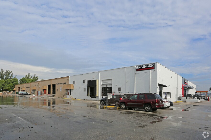7100-7150 NW 37th Ave, Miami, FL à louer - Photo du bâtiment - Image 3 de 6