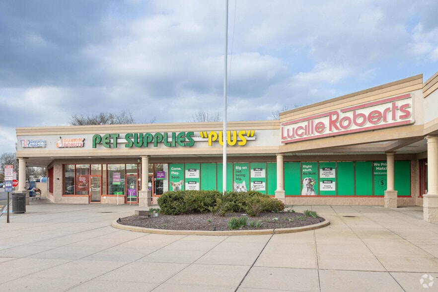 201-233 W Merrick Rd, Valley Stream, NY for lease - Primary Photo - Image 1 of 4