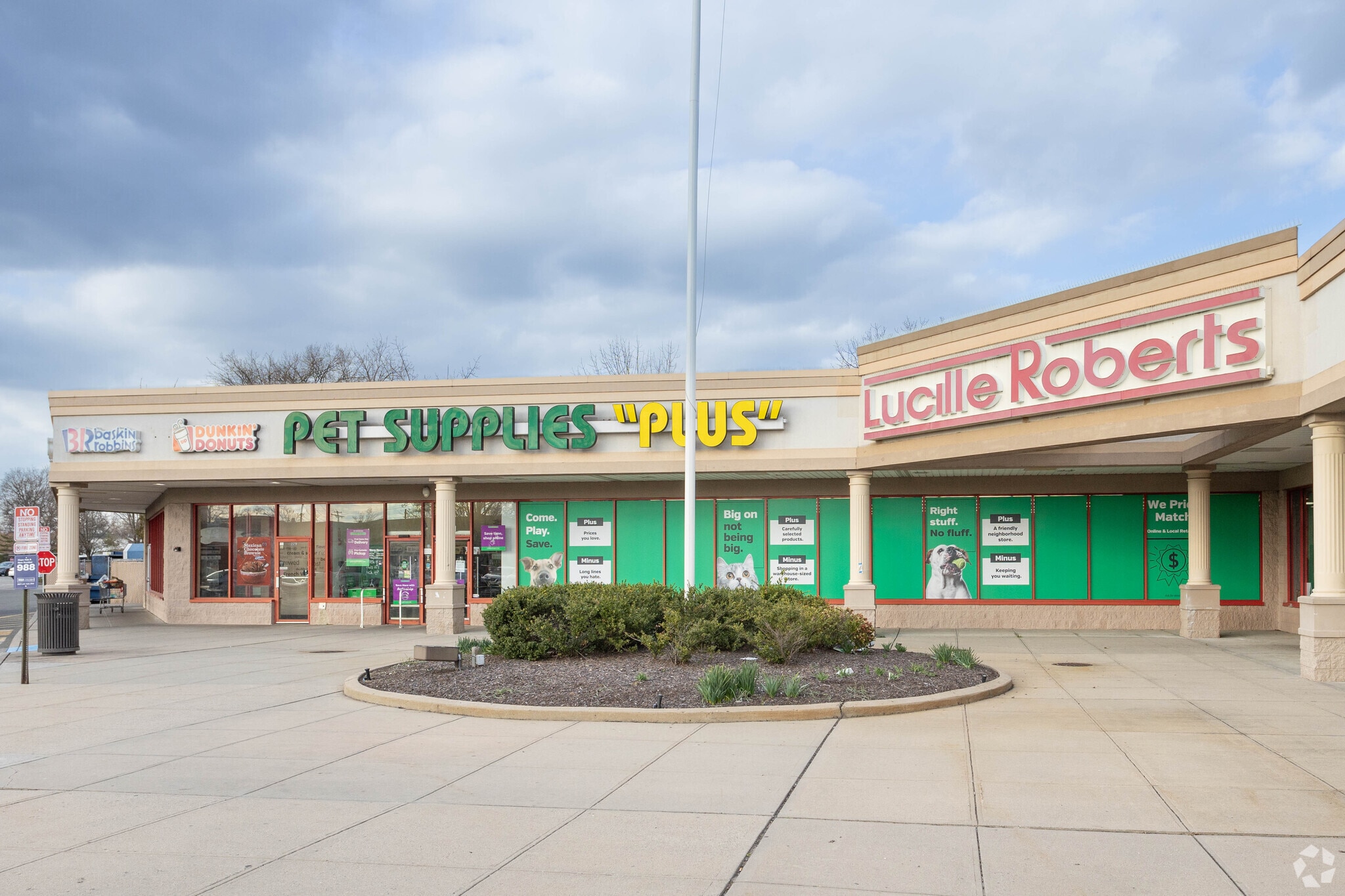 201-233 W Merrick Rd, Valley Stream, NY for lease Primary Photo- Image 1 of 5