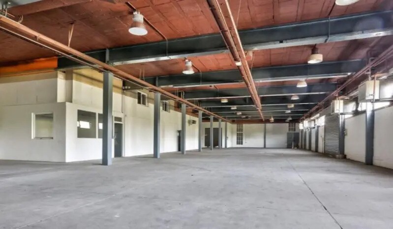 1 Rue Blaise Pascal, Chilly-Mazarin for lease - Interior Photo - Image 3 of 11