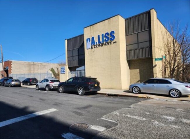 Plus de détails pour 5155 59th Pl, Woodside, NY - Flex à vendre