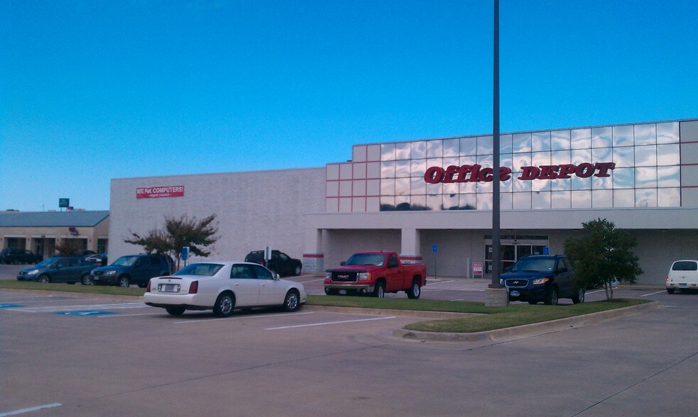 2324 San Jacinto Blvd, Denton, TX à louer - Photo du bâtiment - Image 3 de 12