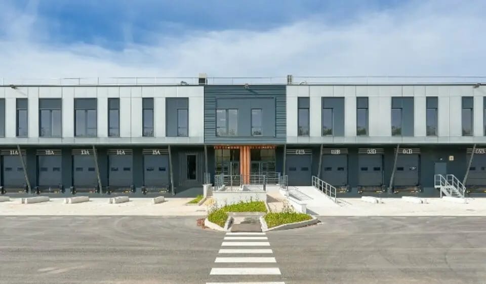 Flex in Trappes for lease - Building Photo - Image 1 of 2