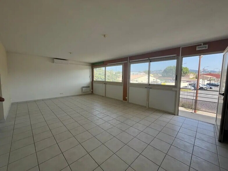 Office in Saint-Rémy-de-Provence for lease - Interior Photo - Image 1 of 6