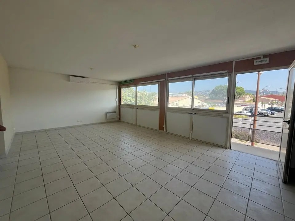 Bureau dans Saint-Rémy-de-Provence à louer Photo intérieure- Image 1 de 7