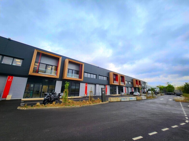 Flex in Éragny for lease - Building Photo - Image 1 of 8