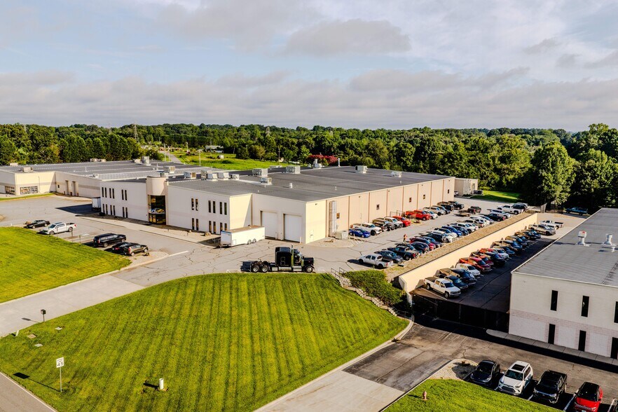 320 Aviation Dr, Statesville, NC à vendre - Photo du bâtiment - Image 2 de 15