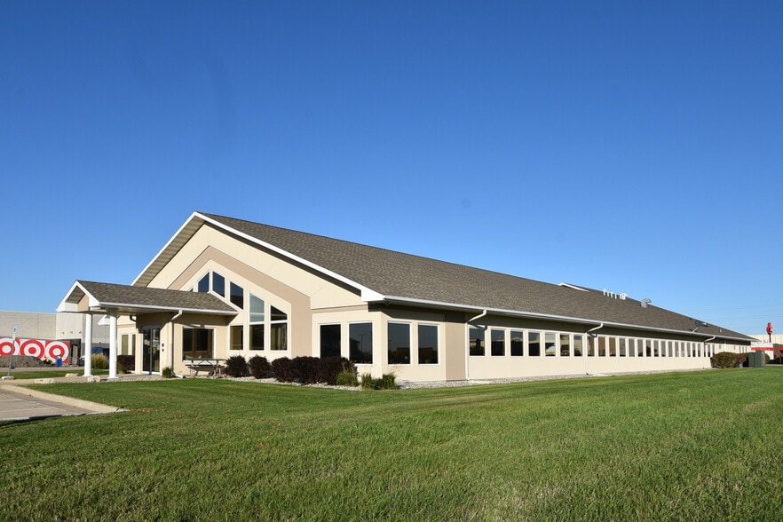 1402 43rd St S, Fargo, ND for lease - Building Photo - Image 2 of 3