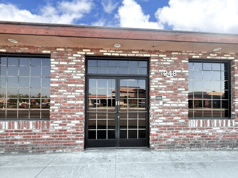 248-250 E Rowland St, Covina, CA à louer - Photo du bâtiment - Image 1 de 21