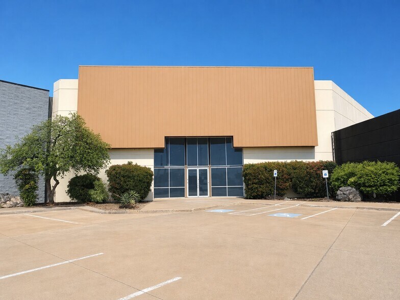 13940-13960 N Stemmons Fwy, Farmers Branch, TX à louer - Photo principale - Image 1 de 17