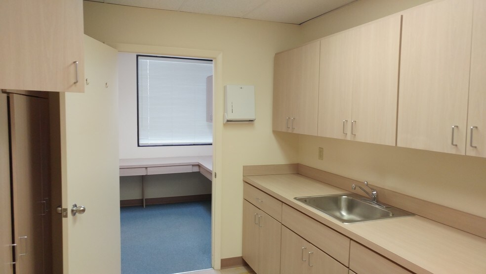 4100 Center Pointe Dr, Fort Myers, FL à vendre - Photo du bâtiment - Image 3 de 17