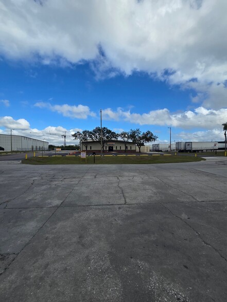 8812 Industrial Dr, Temple Terrace, FL à louer - Photo du bâtiment - Image 2 de 5