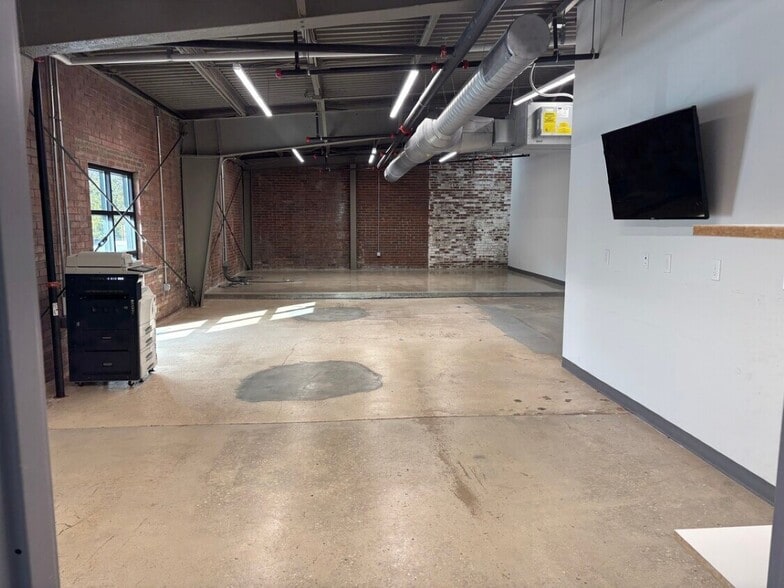 3512 Wilkinson Blvd, Charlotte, NC for lease - Interior Photo - Image 1 of 10