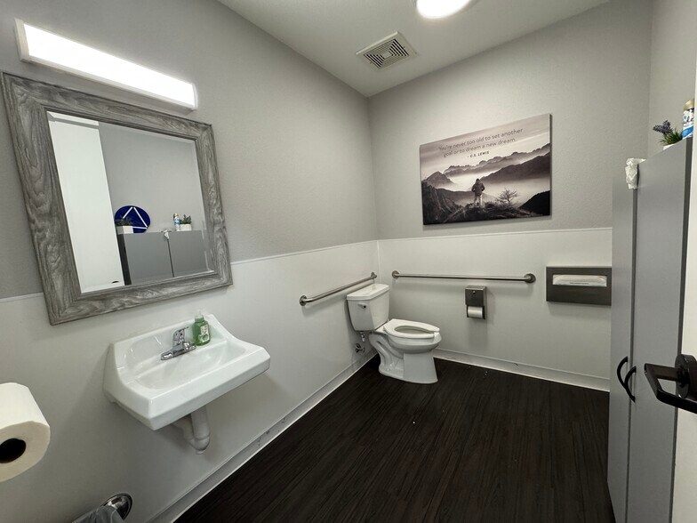 217 N School St, Lodi, CA à louer - Photo du bâtiment - Image 3 de 6