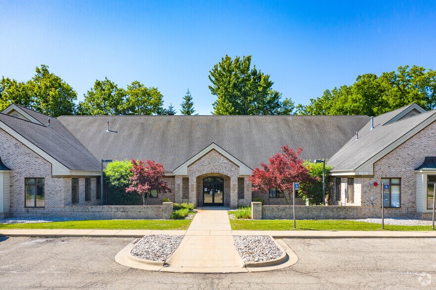 6639 Centurion Dr, Lansing, MI à louer - Photo principale - Image 1 de 5