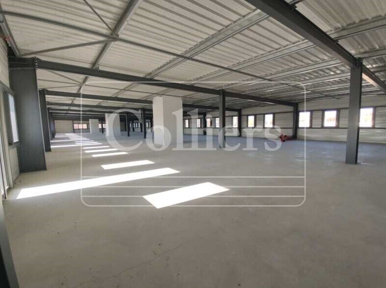 828 Route D'Aix, Pertuis for lease - Building Photo - Image 3 of 8