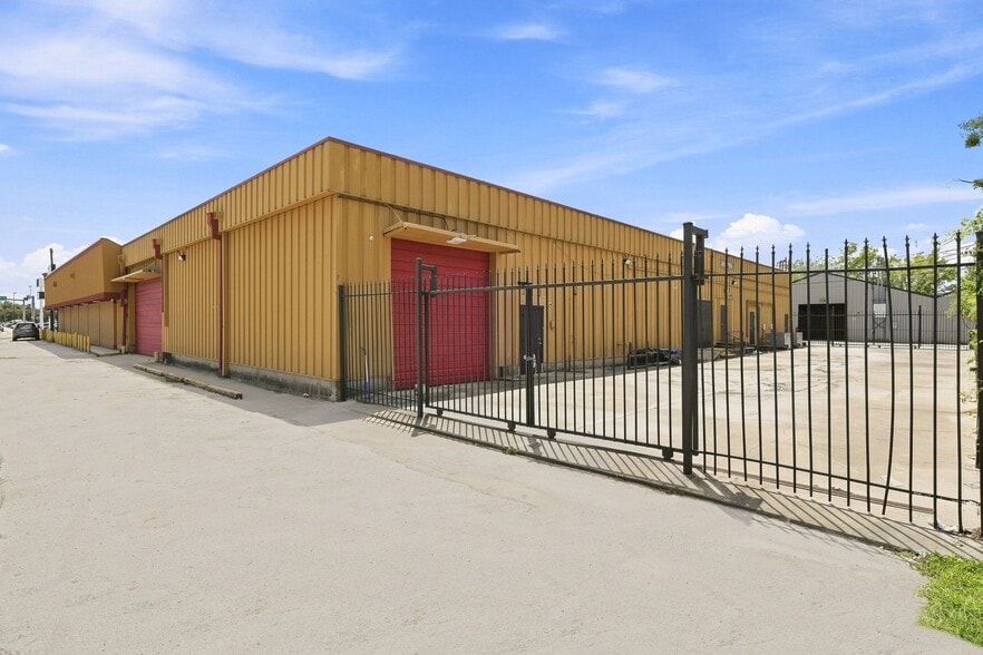 5811 Lyons Ave, Houston, TX for lease - Building Photo - Image 3 of 25