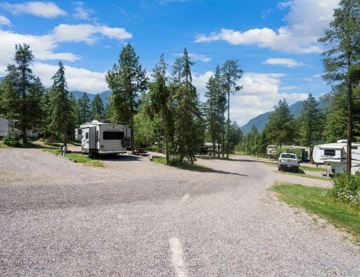 9125 E Highway 2, Hungry Horse, MT à vendre - Photo du bâtiment - Image 2 de 5