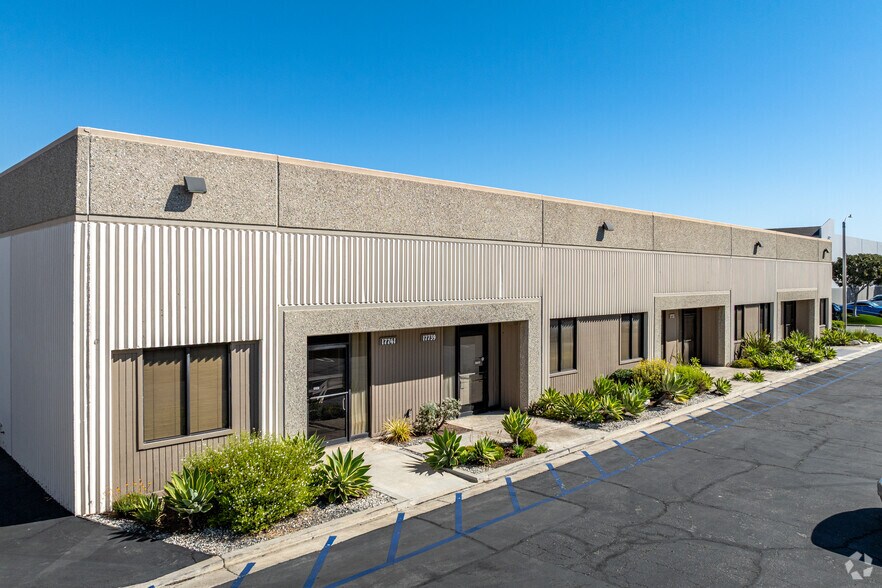 17731-17741 Sampson Ln, Huntington Beach, CA à louer - Photo du bâtiment - Image 2 de 5