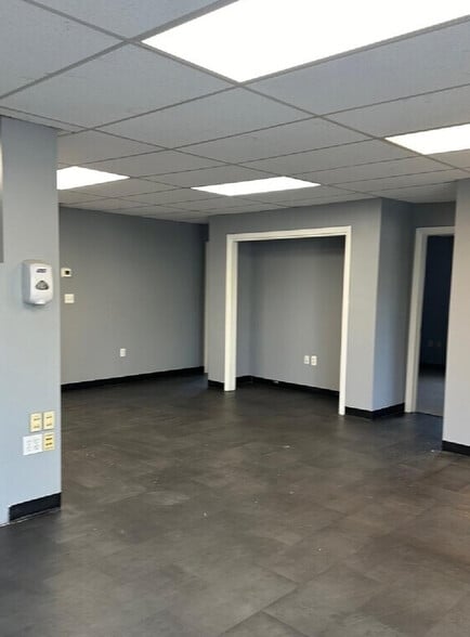 30 Leonardo Dr, North Haven, CT for lease - Building Photo - Image 3 of 4
