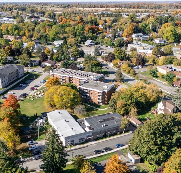 111 West Mary St, Picton, ON à vendre - Photo du bâtiment - Image 2 de 11