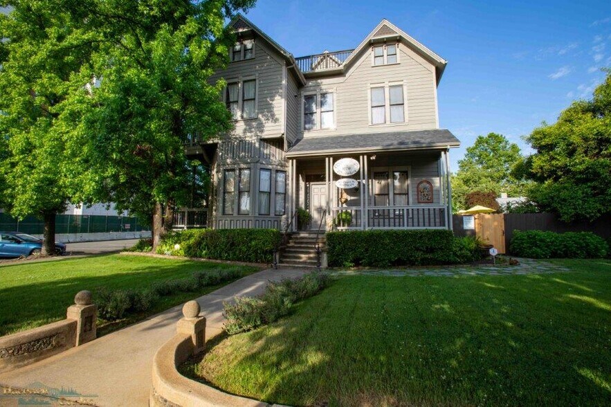 1452 Oregon St, Redding, CA à vendre - Photo du bâtiment - Image 1 de 55