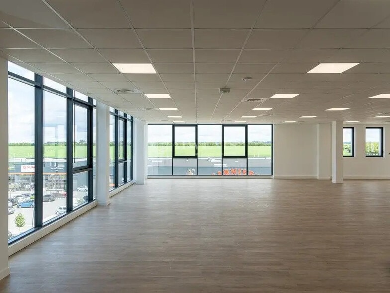 Office in Plaisir for lease - Building Photo - Image 3 of 12