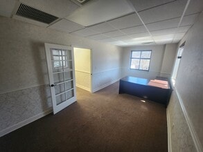 5847 Francis Lewis Blvd, Oakland Gardens, NY à louer Photo intérieure- Image 1 de 10