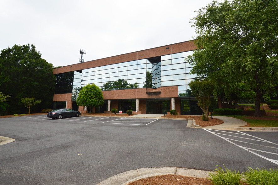 5509 W Friendly Ave, Greensboro, NC à louer - Photo du bâtiment - Image 3 de 15