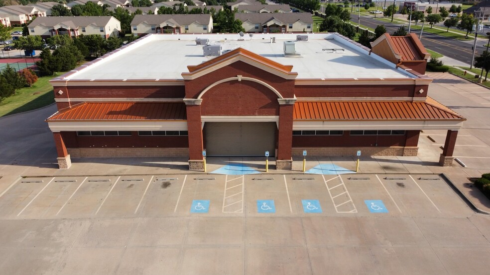 1040 SW 19th St, Moore, OK for lease - Building Photo - Image 1 of 3