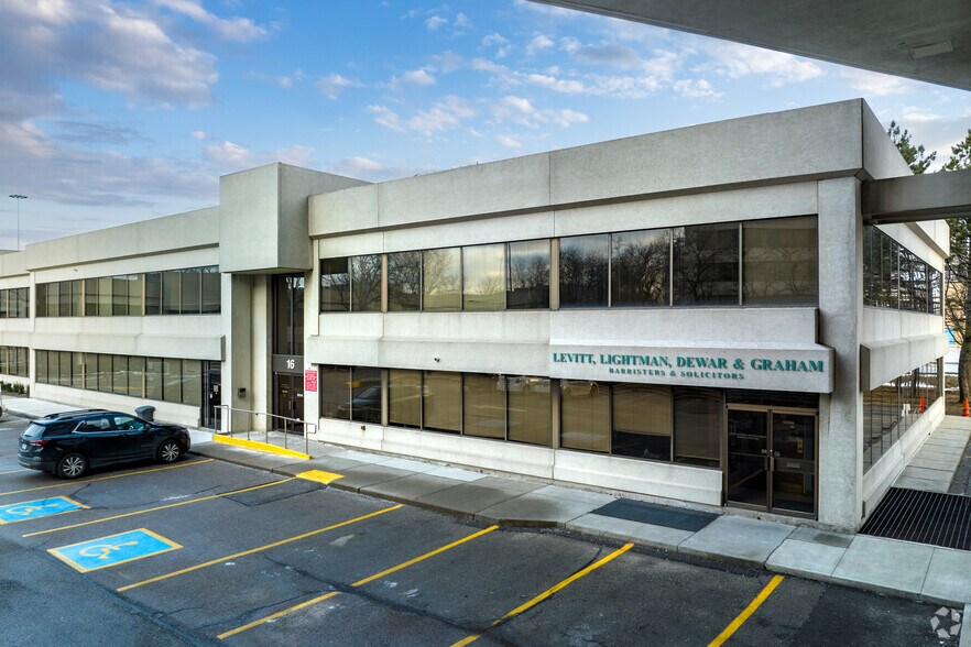 16 Four Seasons Pl, Toronto, ON à louer - Photo du bâtiment - Image 2 de 5