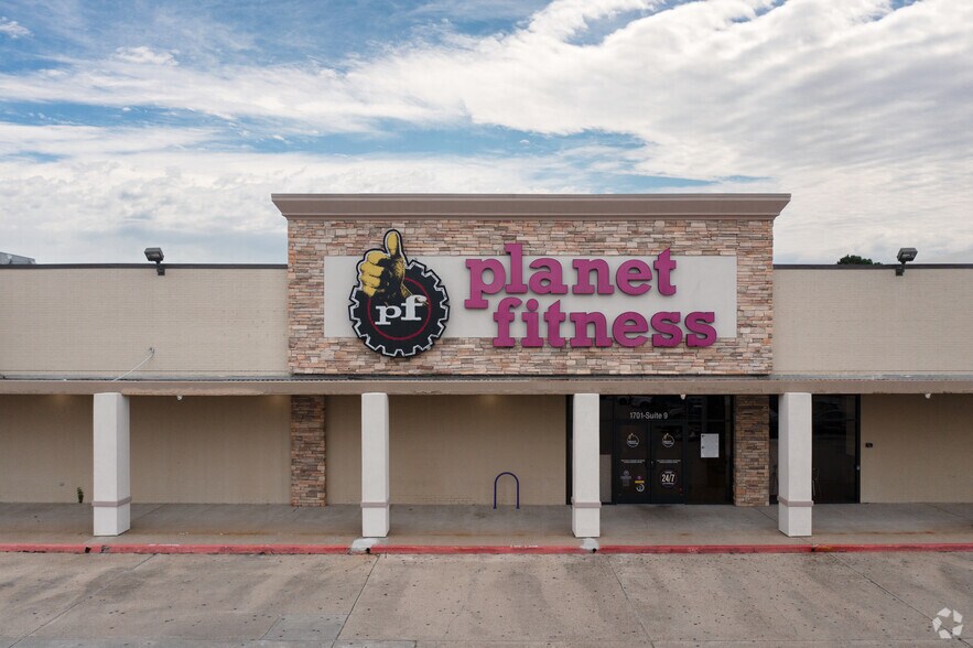 1701 Fairway Dr, Alvin, TX à louer - Photo du bâtiment - Image 3 de 14