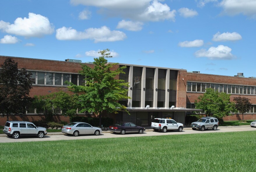 4500 Lee Rd, Cleveland, OH à louer - Photo du bâtiment - Image 1 de 1