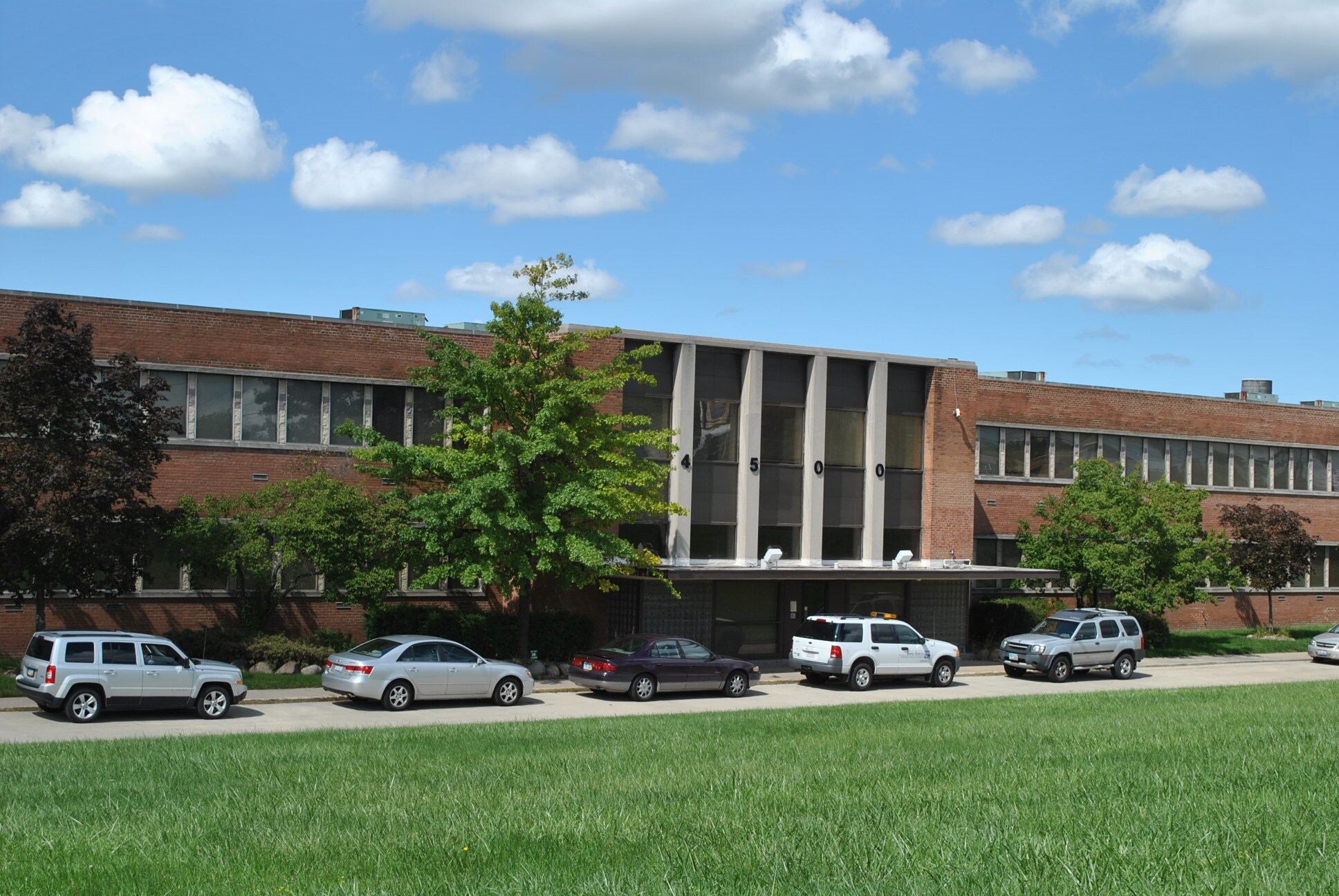 4500 Lee Rd, Cleveland, OH à louer Photo du bâtiment- Image 1 de 2