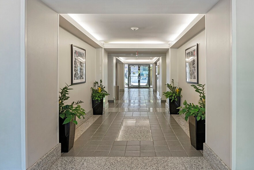 5028 Wisconsin Ave NW, Washington, DC for lease - Interior Photo - Image 3 of 7