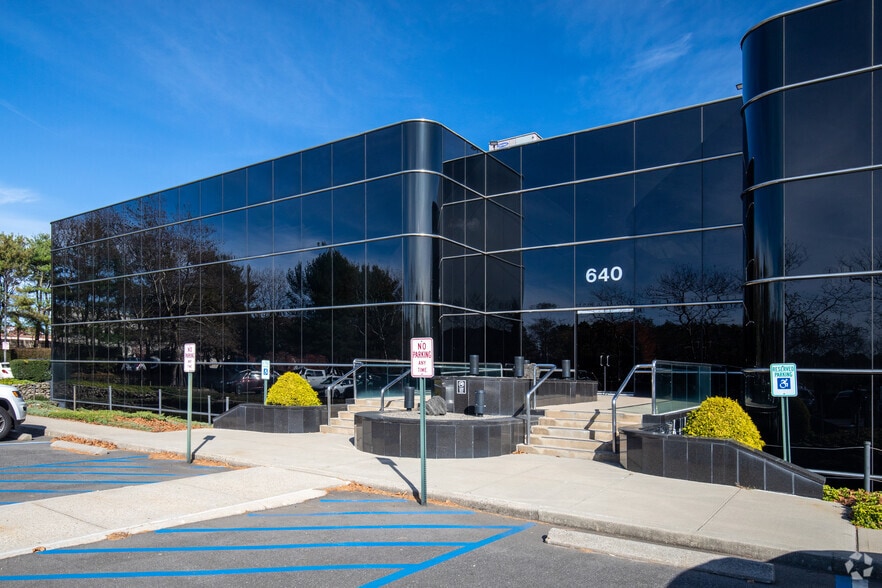 640 Johnson Ave, Bohemia, NY for lease - Building Photo - Image 2 of 6