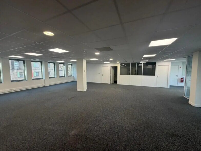 Office in Clichy for lease - Building Photo - Image 1 of 4