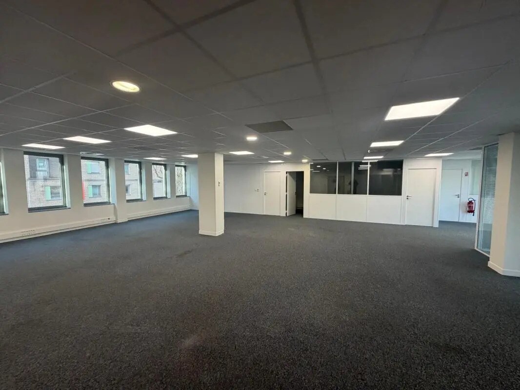 Office in Clichy for lease Building Photo- Image 1 of 5