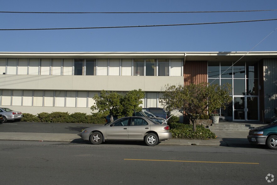 139 Mitchell Ave, South San Francisco, CA à louer - Photo du bâtiment - Image 3 de 10