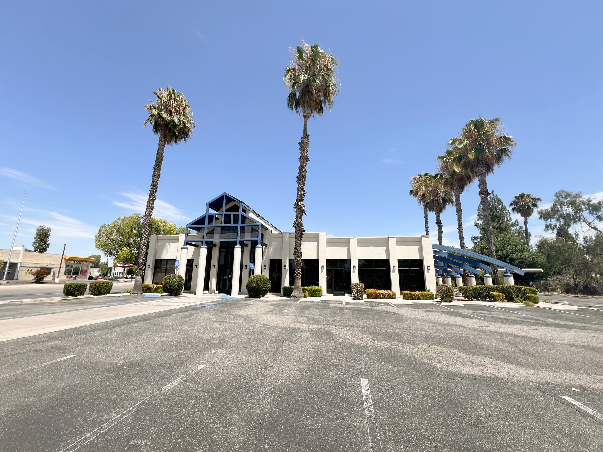 4625 Ming Ave, Bakersfield, CA à louer Photo du bâtiment- Image 1 de 14