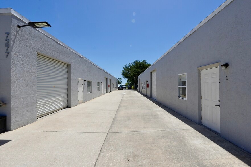 7275 Waelti Dr, Melbourne, FL à louer - Photo du bâtiment - Image 3 de 11