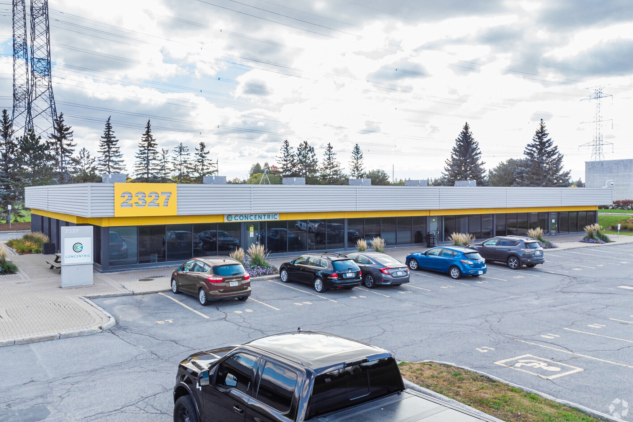 2327 St Laurent Blvd, Ottawa, ON à vendre Photo du bâtiment- Image 1 de 1