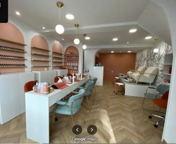 Retail in Paris for lease - Interior Photo - Image 2 of 4