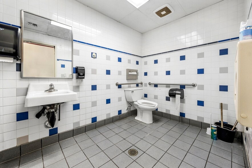 1105 2nd St, Snohomish, WA for sale - Interior Photo - Image 3 of 11