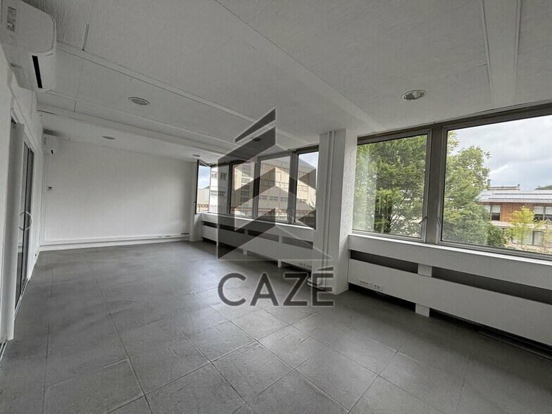 Office in Bordeaux for lease - Interior Photo - Image 2 of 6