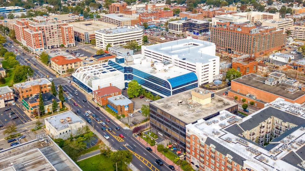 170 Old Country Rd, Mineola, NY à louer - Photo du bâtiment - Image 2 de 9