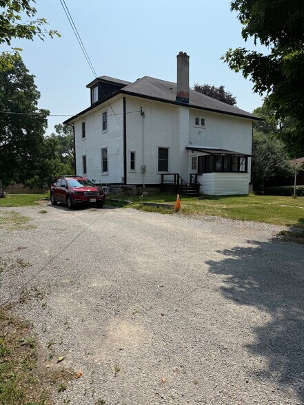 5-7 Vipond Rd, Whitby, ON for sale - Primary Photo - Image 1 of 3