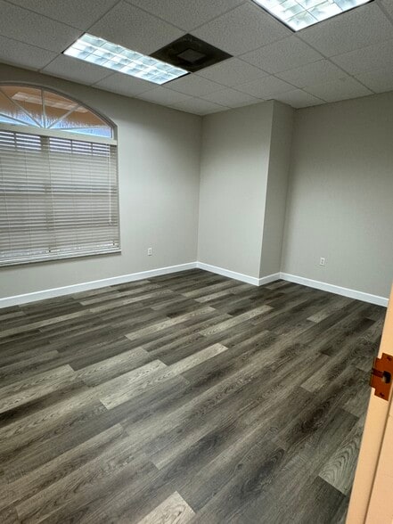 100 Village Square Crossings, Palm Beach Gardens, FL for lease - Interior Photo - Image 3 of 22