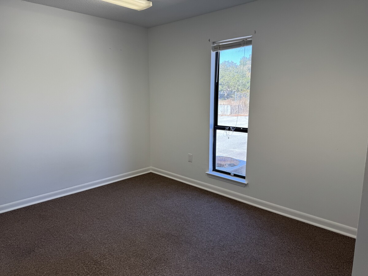1013 Marwalt Dr, Fort Walton Beach, FL 32547 - Unit B - - Interior Photo - Image 2 of 6