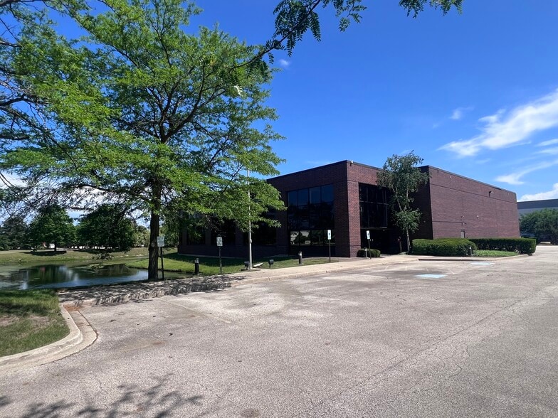 600 Heathrow Dr, Lincolnshire, IL for sale - Building Photo - Image 2 of 8